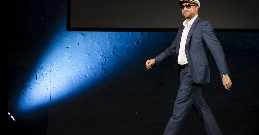 Thomas Croisière défend la comédie française face au mépris